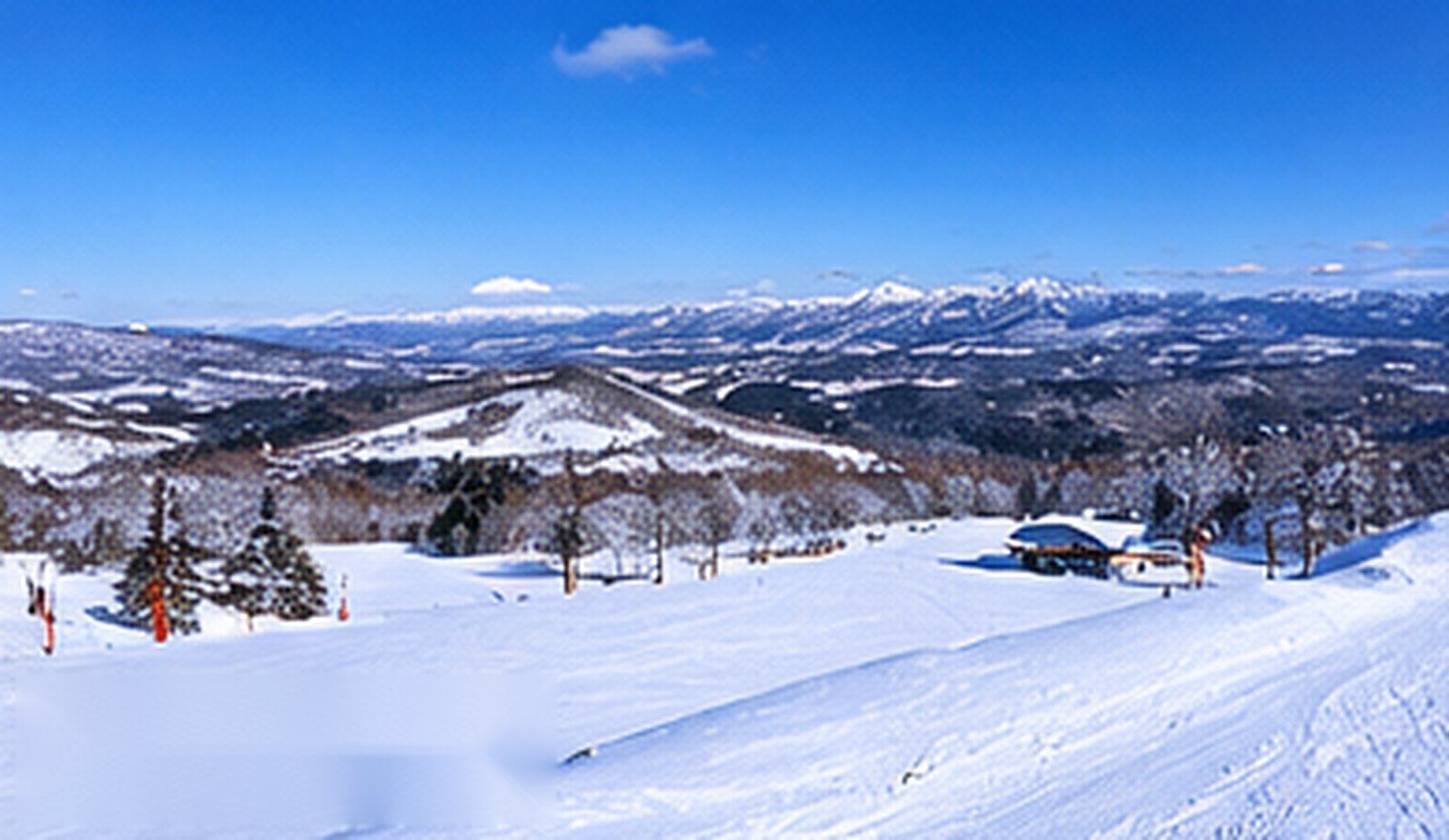 スキー場と雪山の風景